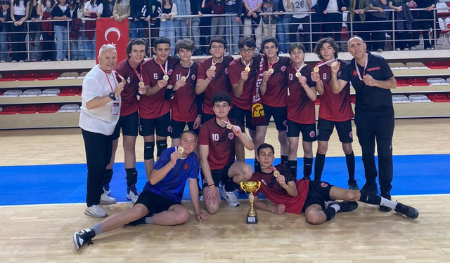 Eskişehir Fatih Fen Lisesi ‘Erkek Voleybol’ da şampiyon