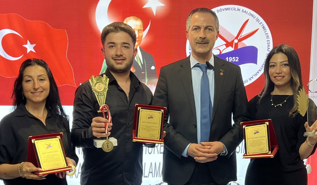 Başarılı kuaförlere plaket verildi