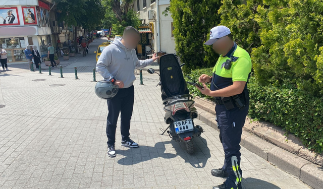 Eskişehir'de polis ekiplerinden araç trafiğine kapalı bölgelerde sıkı denetim