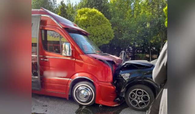 Eskişehir'de minibüs ile otomobil kafa kafaya çarpıştı: Çok sayıda yaralı var