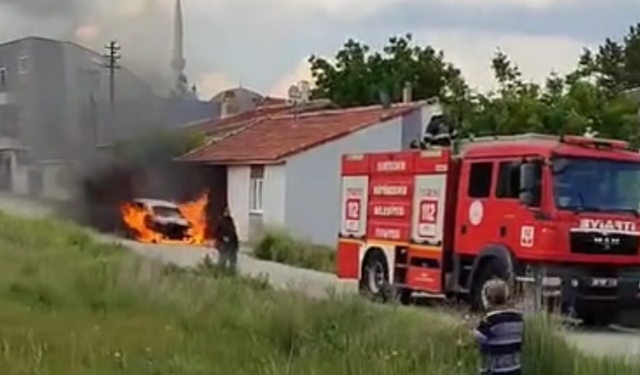 Eskişehir'de park halindeki araç alev alev yandı