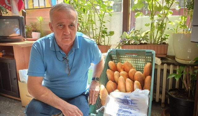 İstiklal Mahalle muhtarı ekmek yardımlarına devam ediyor