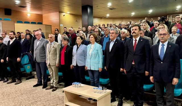 Jale Nur Süllü CHP Eskişehir İl Örgütü'nün haftalık pazar toplantısına katıldı