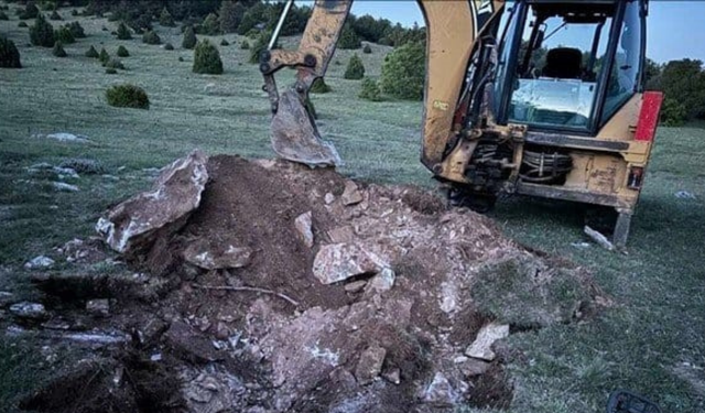 Eskişehir'de iş makinesiyle kaçak kazı yapan şüphelilere suç üstü