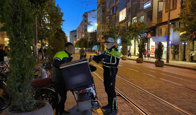 Eskişehir'de yaya yollarını kullanan motosikletlilere ceza kesildi