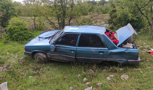 Komşuda kayganlaşan yolda otomobil takla attı: 4 yaralı