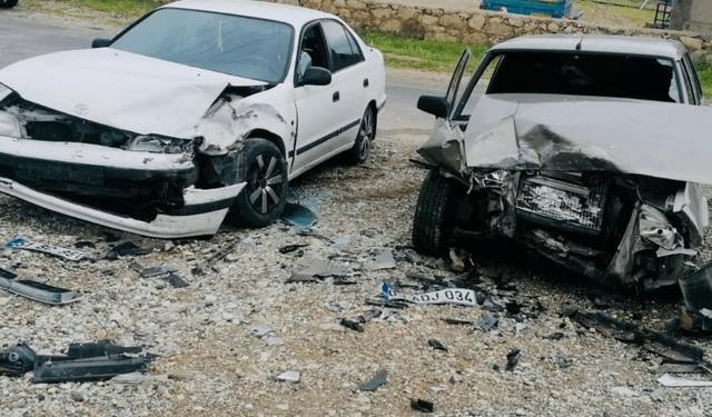 Komşuda iki otomobil kafa kafaya çarpıştı: 2 yaşındaki bebek yaralandı