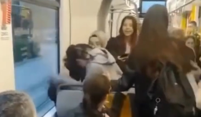 Eskişehir'de saç saça baş başa kavga! Kız öğrenciler tramvayda birbirine girdi