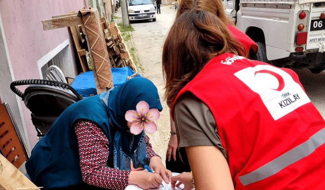 Kadın gönüllüler ihtiyaç sahiplerini yalnız bırakmıyor