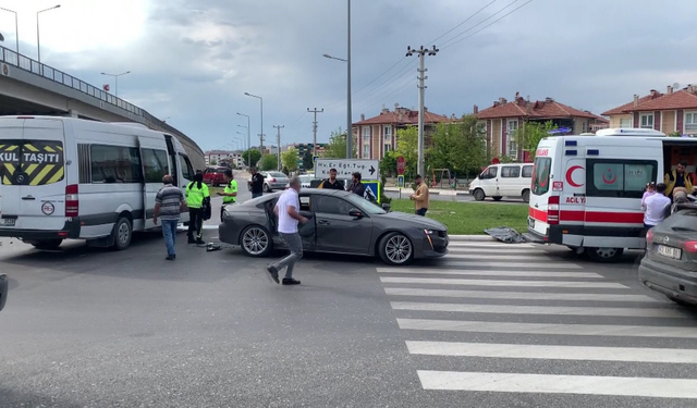 Komşuda otomobil ile minibüs çarpıştı: 2 yaralı