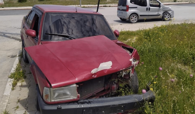 Komşuda otomobil ile hafif ticari araç çarpıştı: 3 yaralı