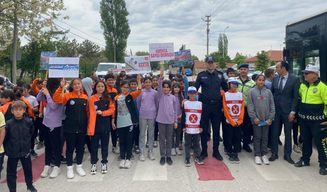 Mahmudiye Kaymakamlığı Trafik ve İlk Yardım Haftası'nda öğrencilere seminer verdi