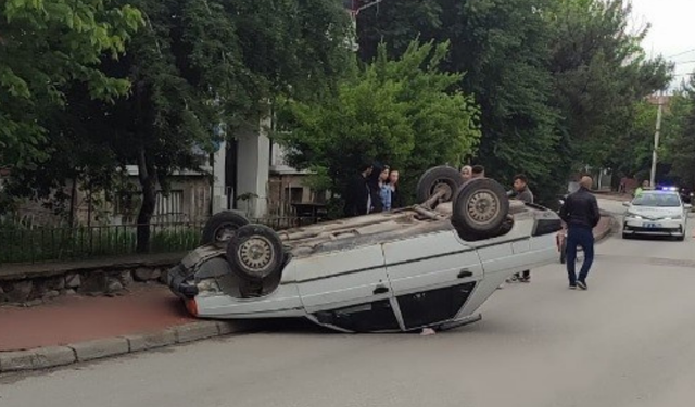 Komşuda feci kaza: Kontrolden çıkan otomobil takla attı