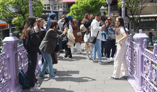 Porsuk Çayı'na ilgi büyük: Yerli turistler fotoğraf kuyruğu oluşturdu