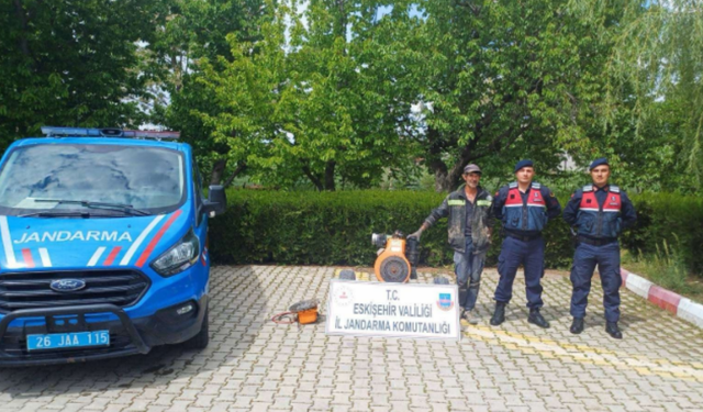 Eskişehir'de tarladan su motoru çalan şüpheliler yakalandı