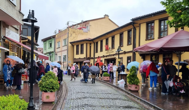 Tarihi Odunpazarı bölgesi yağmurlu havaya rağmen boş kalmadı