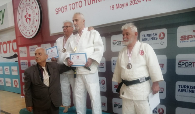 Yunus Emre Veteranlar Spor Kulübü Başkanı Mustafa Uğur Yücel altın madalya kazandı