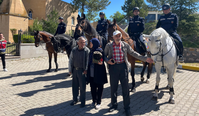 Yunus'un Türbesi kapısındaki atlı jandarmalara vatandaşlardan yoğun ilgi