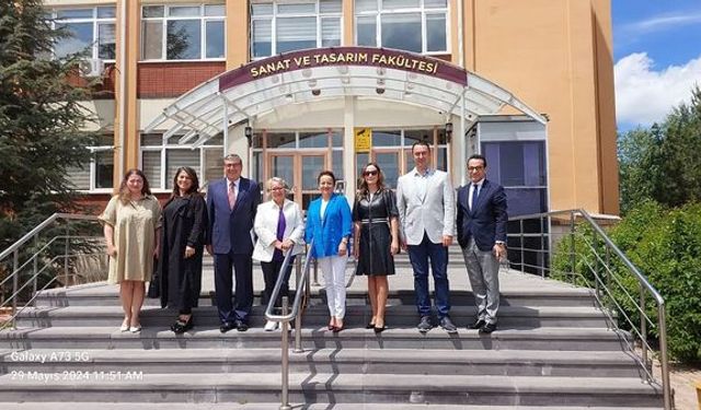 Sivrihisar Eğitim Vakfın'dan Osmangazi Üniversitesi Sanat ve Tasarım Fakültesi Dekanına ziyaret