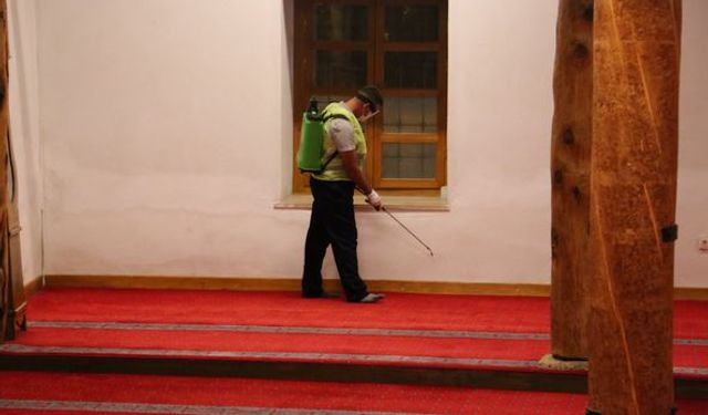 Ulu Cami’de haşere ile mücadele kapsamında ilaçlama yapıldı