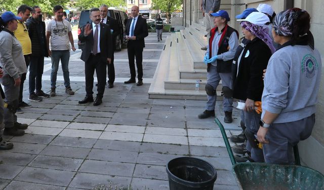 Vali Aksoy peyzaj çalışması yapan işçilere kolaylıklar diledi