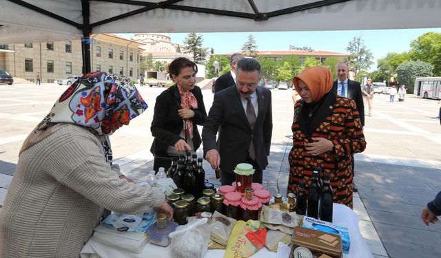 Vali Aksoy ‘Türk Mutfağı Haftası’ stantlarını gezdi