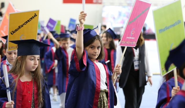 Anadolu Üniversitesinde 3 kuşak 7'den 70'e mezuniyet heyecanı