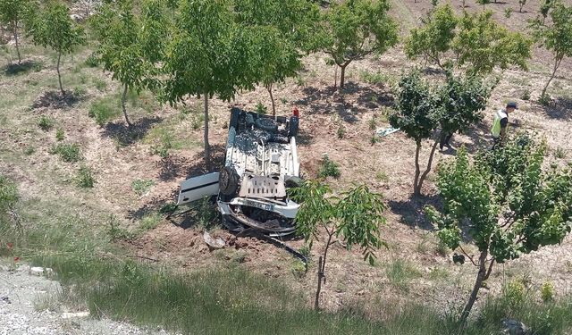 Komşuda feci kaza: Kontrolden çıkan otomobil şarampole uçtu