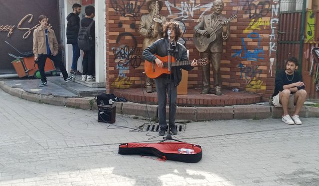 Eskişehir'li genç müzisyen vatandaşların odak noktası hale geldi