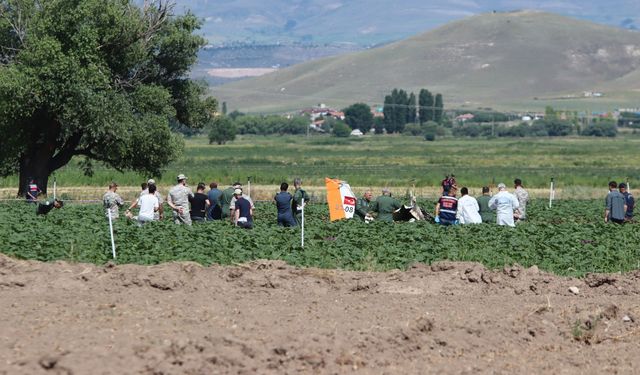 Düşen uçağın enkazında incelemeler sürüyor