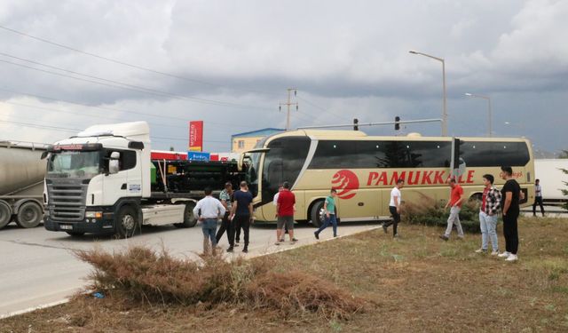 Komşuda tırla yolcu otobüsün çarpıştığı kaza ucuz atlatıldı