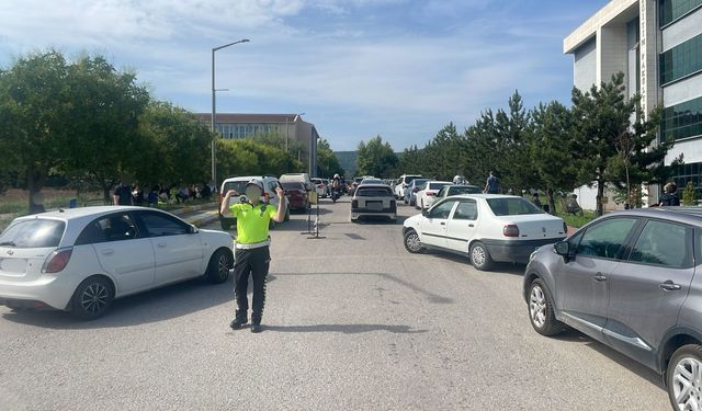 Eskişehir'de sınava yetişemeyen öğrencilerin imdadına polis ekipleri yetişti