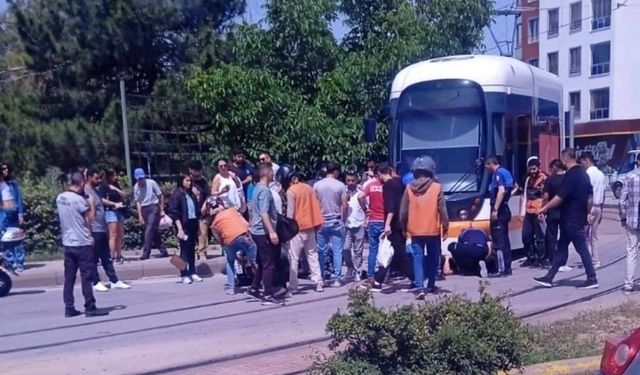 Eskişehir'de tramvayın altına giren motosiklet sürücüsü güçlükle kurtarıldı