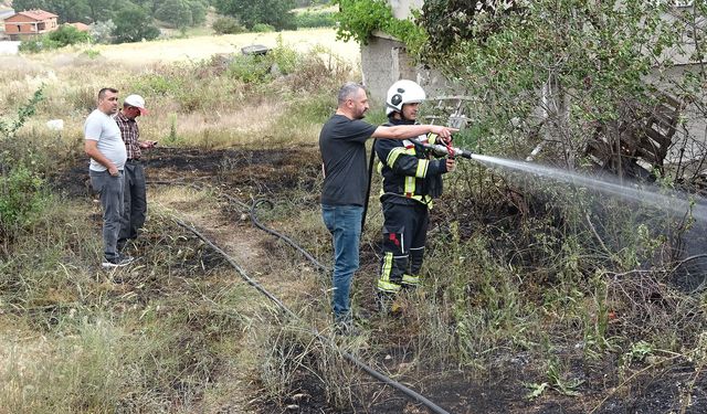 Komşuda evlerin arasında ot yangını korkuttu