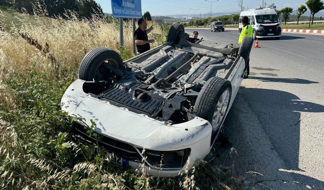 Takla atan araçtan burunları bile kanamadan çıktılar