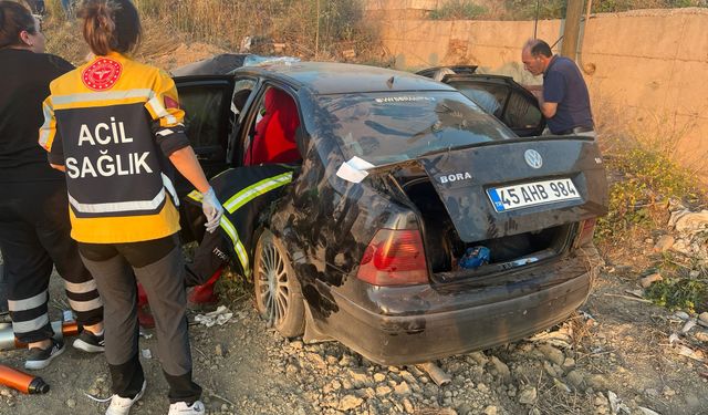 Afyon'da feci kaza: Menfeze düşen otomobilde 1 kişi öldü, 4 kişi yaralandı