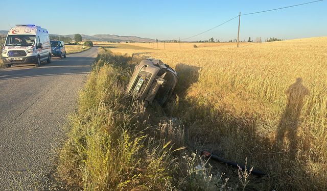 Şarampole devrilen otomobilden şans eseri yaralı kurtuldular