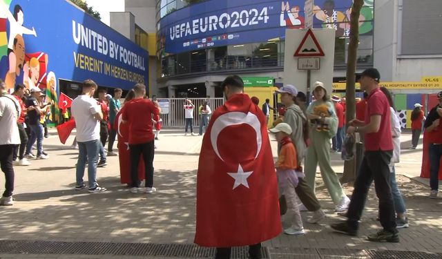 Türk taraftarlardan millilere yoğun destek