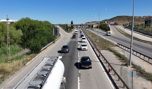 Tatilcilerin dönüşü devam ediyor: 43 ilin geçiş güzergahında trafik akıcı ilerliyor