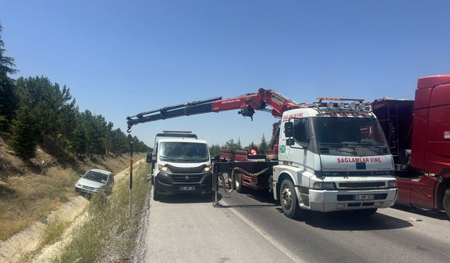 Afyon'da şarampole devrilen otomobilde 3 kişi yaralandı