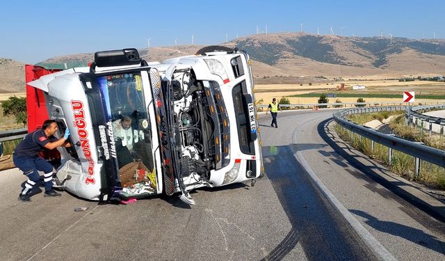 Afyon'da bariyerlere çarpıp devrilen kamyonun sürücüsü yaralandı