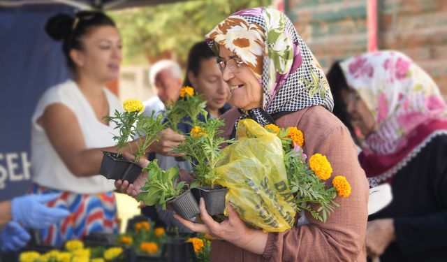 Eskişehir Büyükşehir Belediyesi mezarlıklarda on binlerce çiçek dağıttı