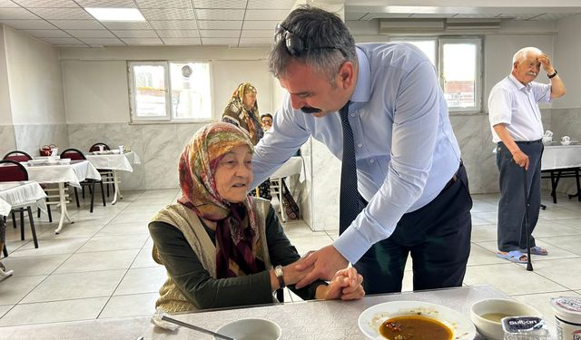 Eskişehir Aile ve Sosyal Hizmetler İl Müdürü Orhan Bayrak deneyimli vatandaşlarla bayramlaştı