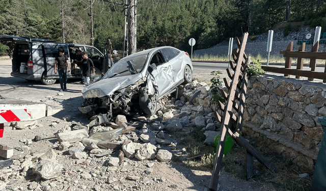 Komşuda feci kaza! Otomobil dinlenme tesisinin duvarına çarptı