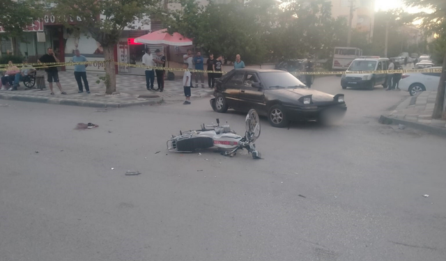 Afyon'da feci kaza: Otomobille çarpışan motosikletteki 2 genç ağır yaralandı