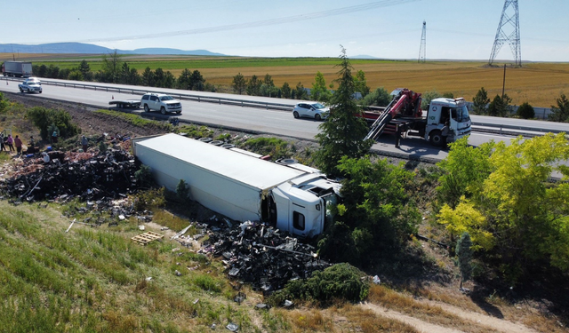 Afyon'da kontrolden çıkan meyve yüklü TIR devrildi