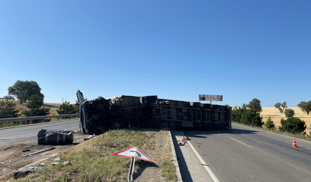 Afyon'da refüje devrilen tırın sürücüsü yaralandı