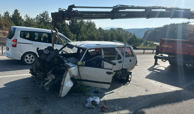 Afyon'da şarampole girip ağaçlara çarpan otomobilde 4 kişi yaralandı