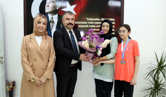 Teakwondo Müsabakasında mücadele eden genç sporculara hediye