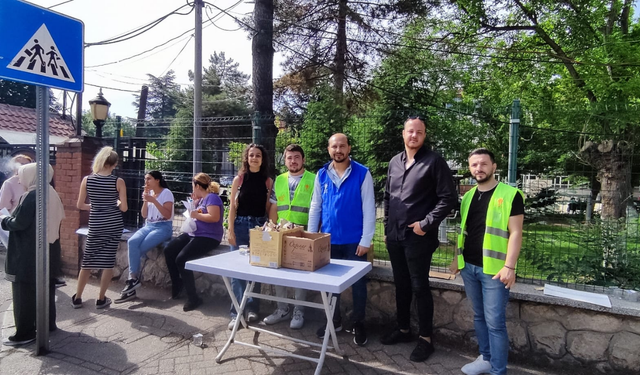 AK Parti Odunpazarı Gençlik Kolları üyeleri öğrencilerin sınav heyacanına ortak oldu